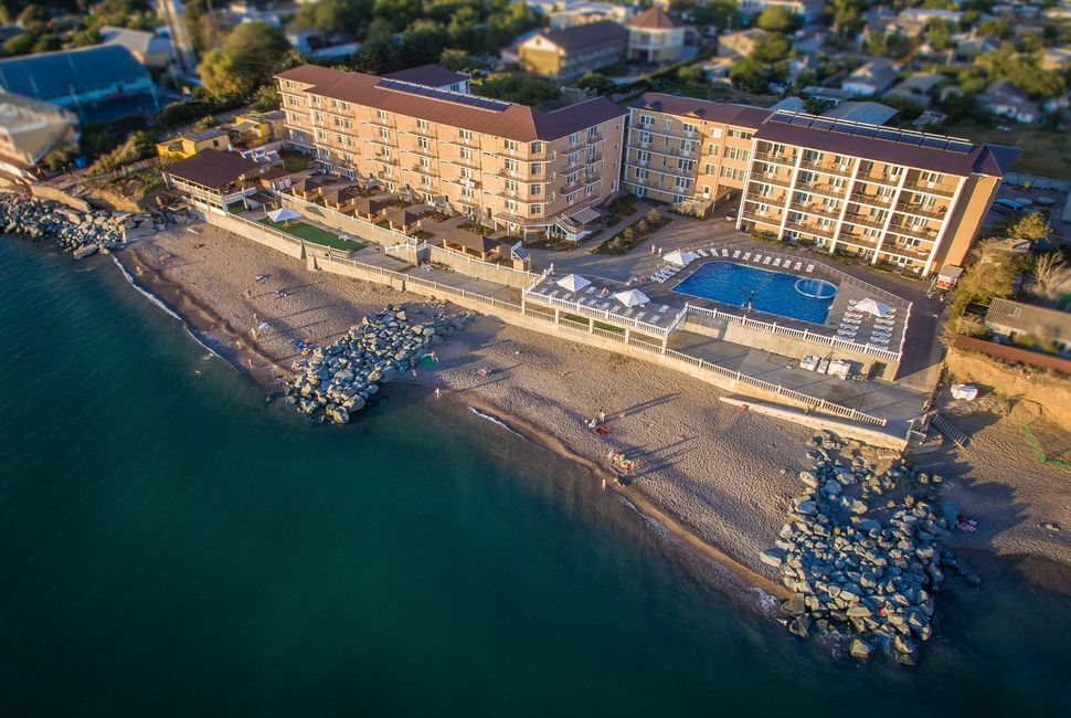 Отель с бассейном в Николаевке, Крым