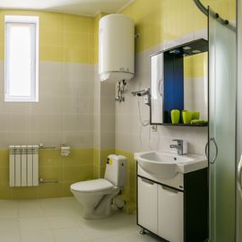 Туалет в номере отеля «Орхидея» в Николаевке, Крым