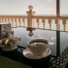Кофе с видом на море в отеле «Орхидея» в Николаевке, Крым