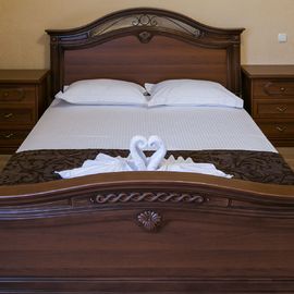 Кровать в номере отеля «Орхидея» в Николаевке, Крым