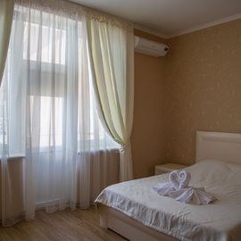 Спальня в номере отеля «Орхидея» в Николаевке в Крыму