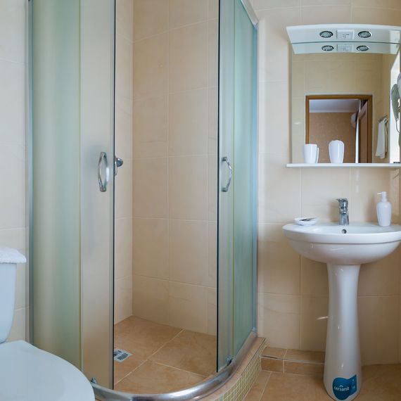 Ванная комната в номере отеля «Орхидея» в Николаевке, в Крыму