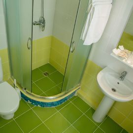 «Ванная, мойка, туалет в номере гостиницы «Орхидея» в Николаевке, Крым