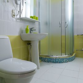 Фото ванной и туалета в номере гостиницы «Орхидея» в Николаевке, Крым